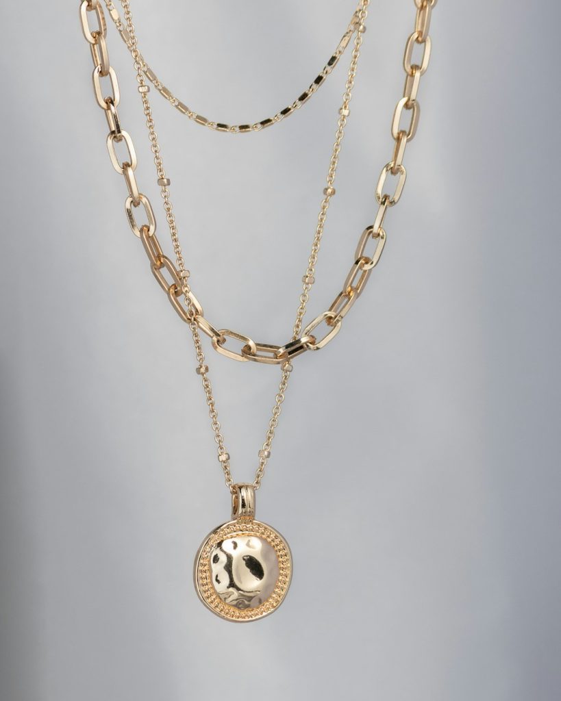 a necklace hanging on a metal chain 7uqqhorctpc.jpeg