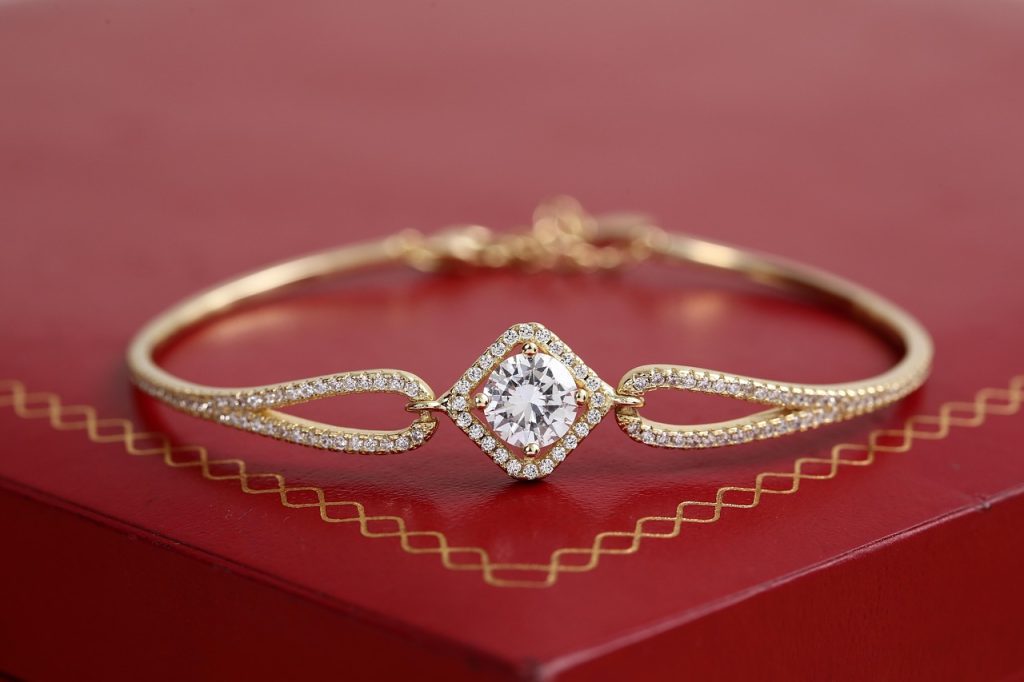 gold jewelry bracelet jewelry 3790542.jpg